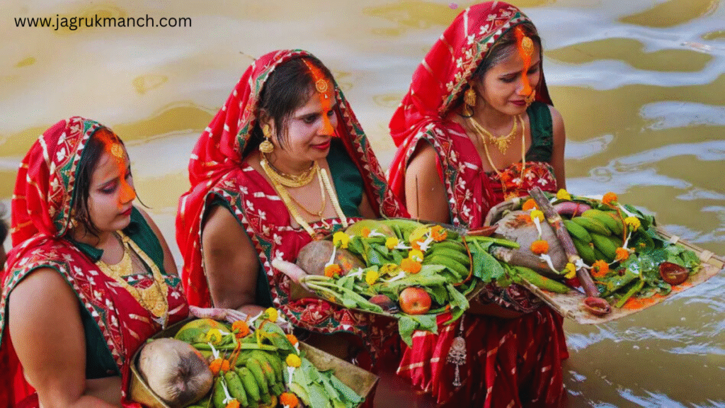 Chhat Puja 2025: सूर्य देव और छठी मईया की पूजा का दृश्य